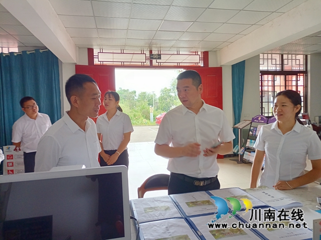 泸州市江阳区农民工服务中心副主任章华新（右二）一行调研泸县得胜镇罐顶山村农民工综合服务站“四位一体”服务工作.jpg