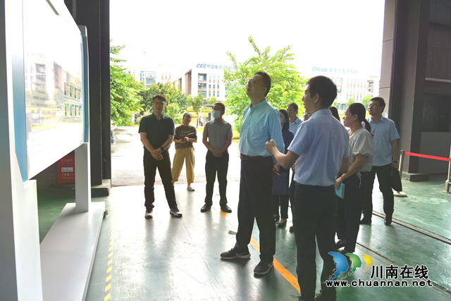 四川省知识产权服务促进中心副主任杨早林一行到泸州开展验收工作