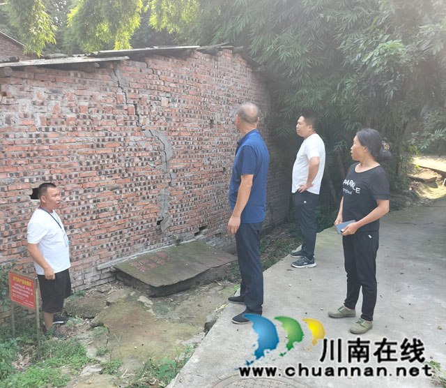 鱼塘街道：村民猪圈成危房，立马核查定改建！