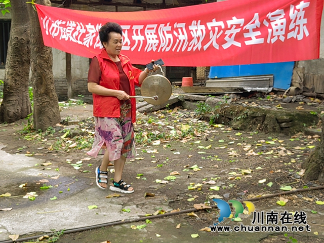 龙马潭区小市街道杜家街社区开展防汛救灾安全演练