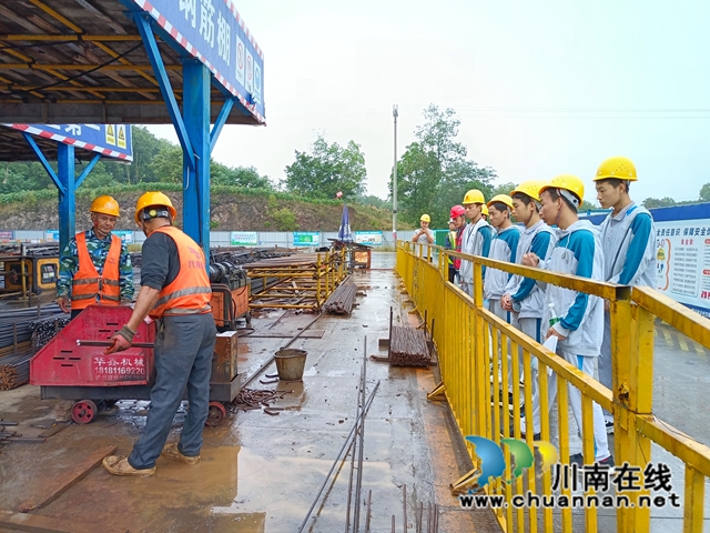 在川南公共卫生临床医疗中心项目（一期）工地零距离观看钢筋工作业.jpg