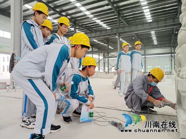 参加活动的学生代表在四川龙城雕塑有限公司现场观摩传统手工石雕.jpg