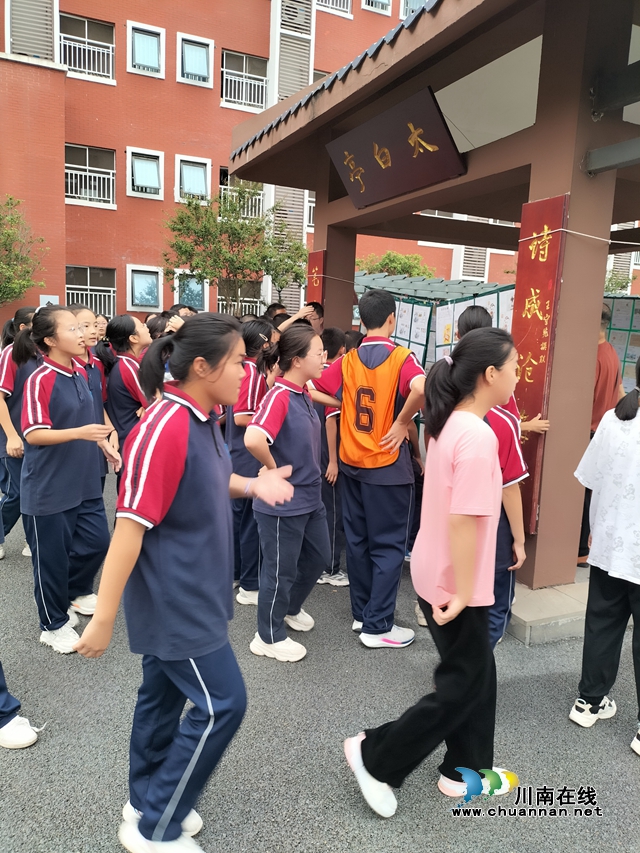 师生们踊跃观展 (3).jpg