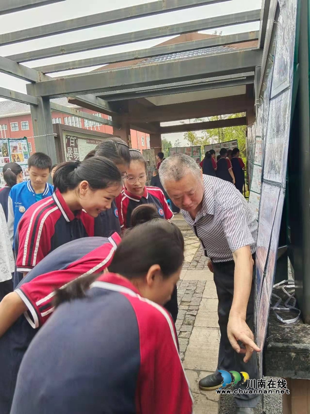 集邮爱好者给师生们讲解邮票里的故事 (2).jpg