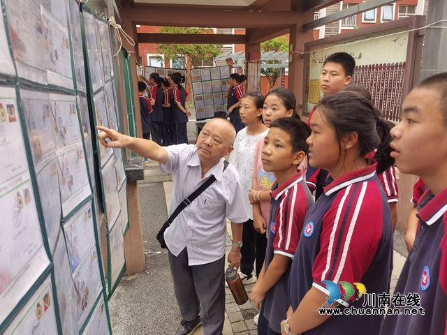 集邮爱好者给师生们讲解邮票里的故事 (4).jpg