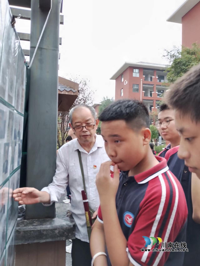 集邮爱好者给师生们讲解邮票里的故事 (5).jpg