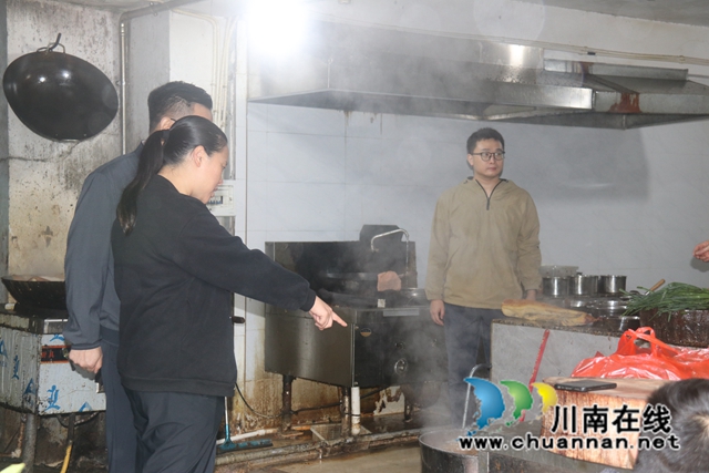 泸县综合行政执法局到百和镇开展节前安全检查