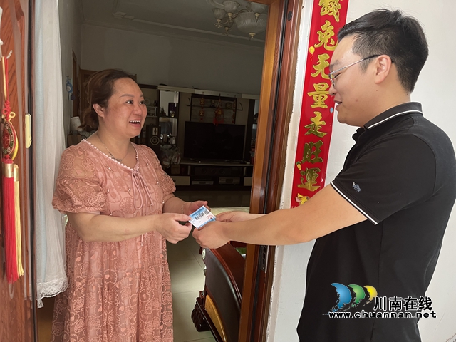 龙马潭区小市街道上大街社区：月满中秋节，情暖记账户