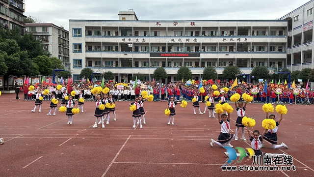 “花”开银顶，花样的年华有“花样“ |叙永县叙永镇银顶小学开展“奔跑吧·少年”校园运动会花样开幕式