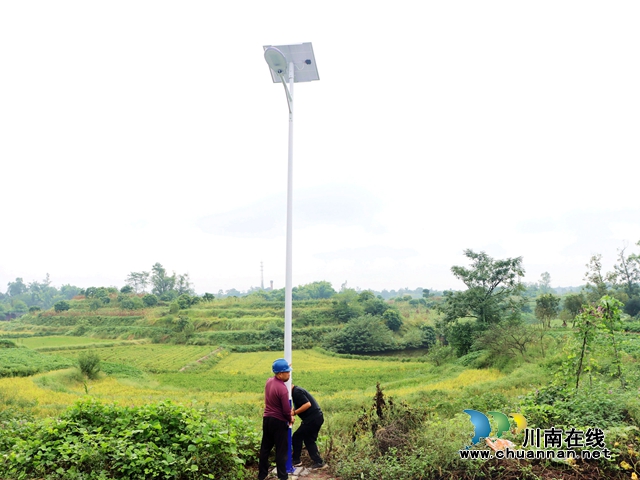 泸县立石镇：安装路灯暖民心 照亮乡村振兴路