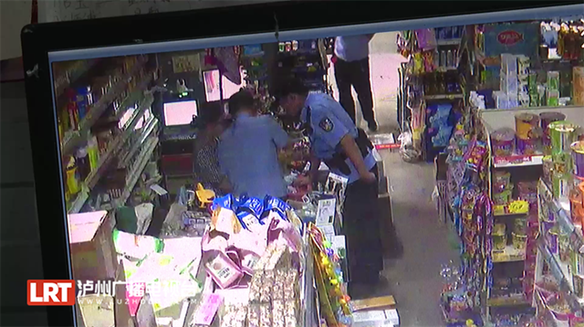 泸州小伙逛超市看到这一幕，果断报警！