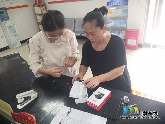 江阳区华阳街道：免费向残疾人发放辅具