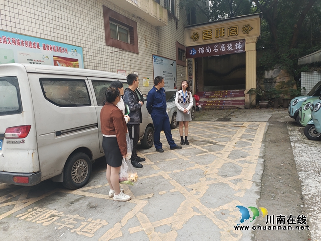 龙马潭区杜家街社区：清理马蜂窝，消除安全隐患