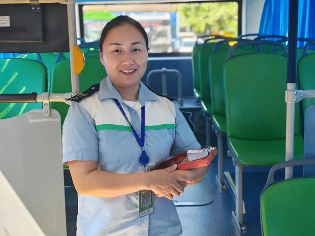 公交故事我来讲丨泸州公交K167路乘务员李琴：十米车厢高品质服务