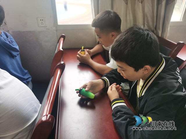 纳溪打古:“苗”绘青春,一路生花(图2) “普法课”上专注的学生.jpg