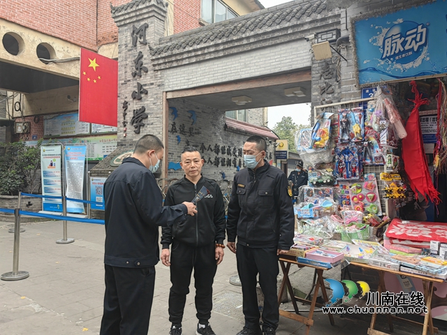 纳溪打古:“苗”绘青春,一路生花(图3) 学校周边的普法宣传.jpg