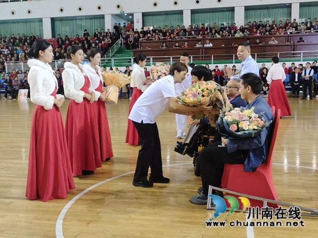 奥运冠军抵泸,携爱心企业为泸州残疾人送上温暖(图1) 12.jpg