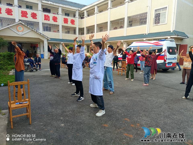 专家带领群众学习五禽戏.jpg