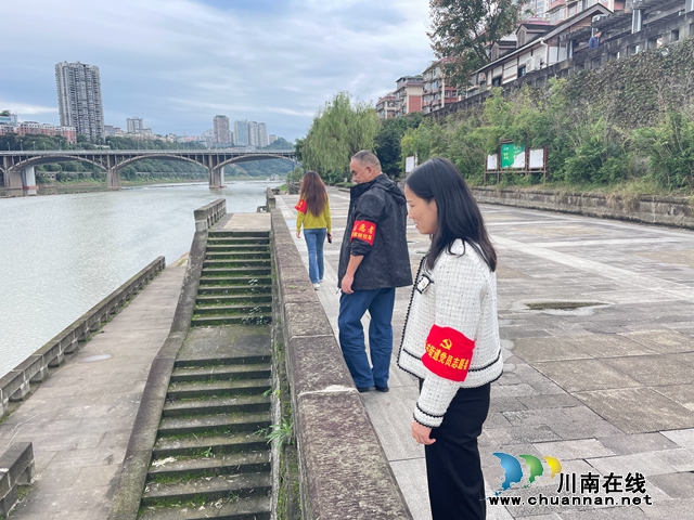 龙马潭区小市街道杜家街社区开展环保巡查筑牢环保屏障活动