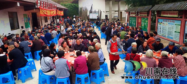 纳溪区白节镇来龙村：表彰模范村民庆重阳