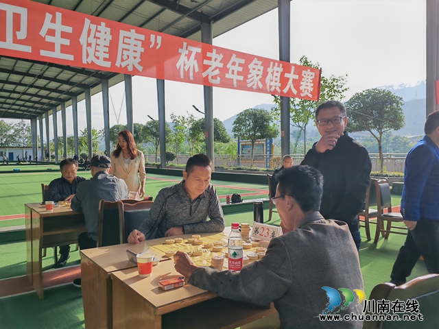 泸县健康卫生杯象棋比赛现场（曾佐然摄）.jpg