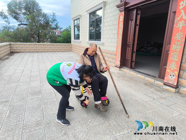 龙马潭区鱼塘街道王庄村：发放辅具暖人心 情系残疾送温暖
