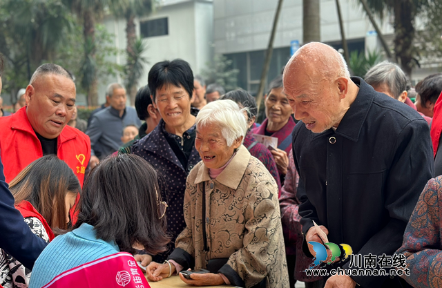 龙马潭区鱼塘街道云华山社区：九九重阳节 浓浓敬老情