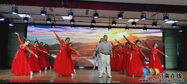 龙马潭区小市街道：九九重阳添福寿，岁岁共赏夕阳红