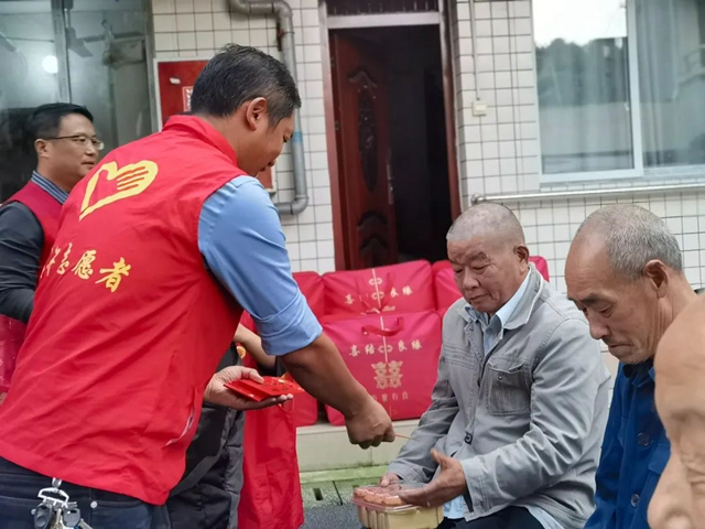 敬天下老人,扬中华美德——记泸州十八中重阳节志愿活动走进安宁街道敬老院(图3) 3.jpg