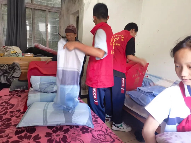 敬天下老人,扬中华美德——记泸州十八中重阳节志愿活动走进安宁街道敬老院(图5) 5.jpg