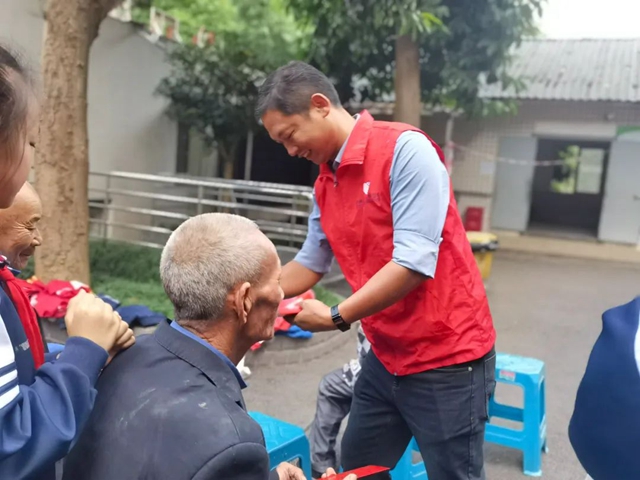 敬天下老人,扬中华美德——记泸州十八中重阳节志愿活动走进安宁街道敬老院(图2) 2.jpg