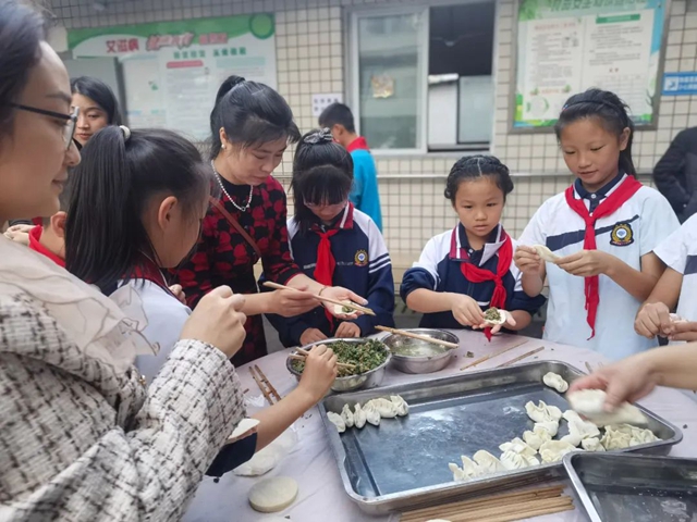 敬天下老人,扬中华美德——记泸州十八中重阳节志愿活动走进安宁街道敬老院(图9) 9.jpg