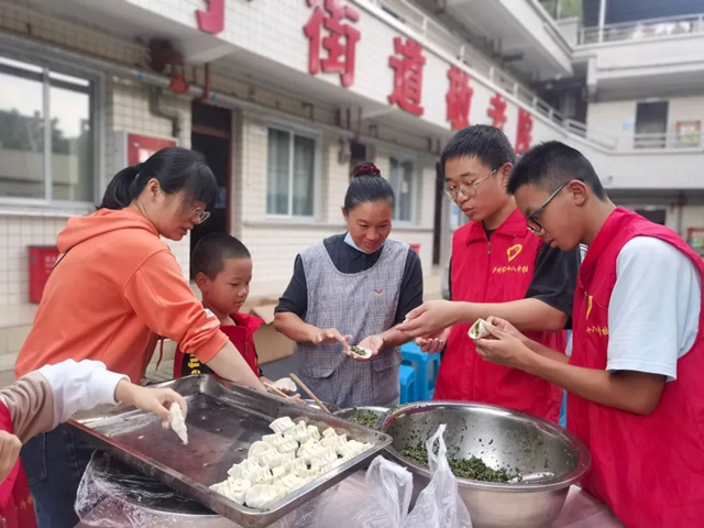 敬天下老人,扬中华美德——记泸州十八中重阳节志愿活动走进安宁街道敬老院(图10) 10.jpg