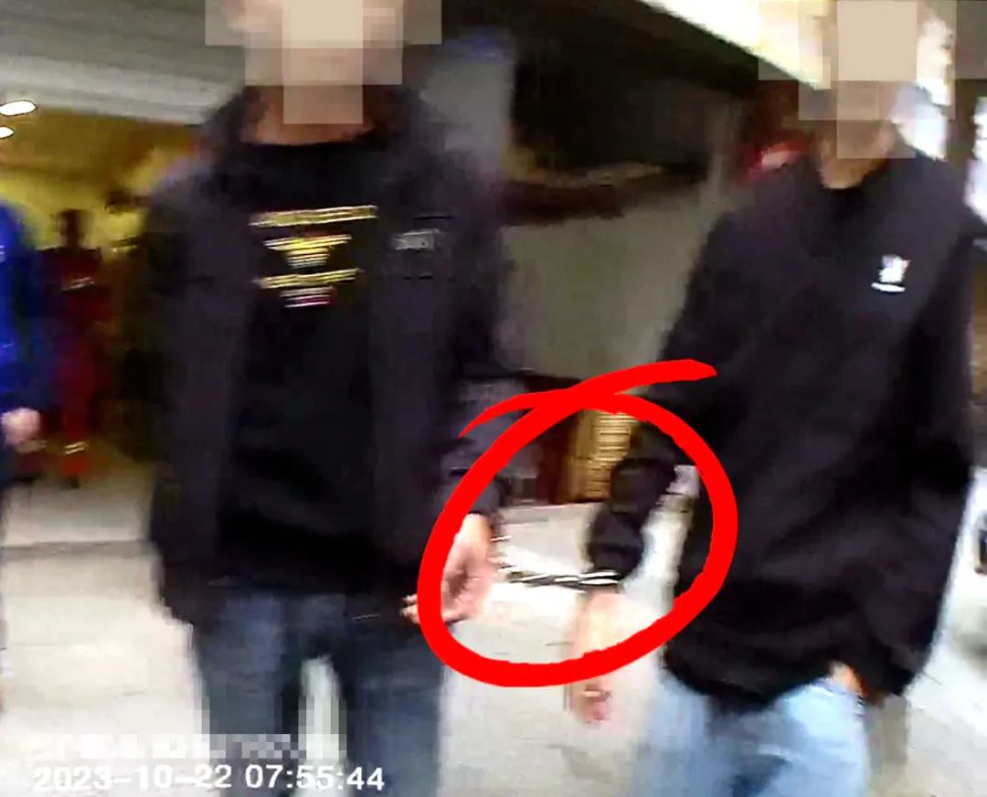 啥情况？隆昌两名男子戴着手铐报警求助