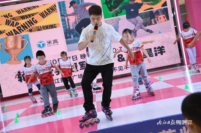 好多人围观!世界冠军来内江“传经”(图2) 微信图片_20231024103833.jpg