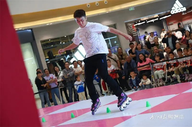 好多人围观!世界冠军来内江“传经”(图4) 微信图片_20231024103843.jpg