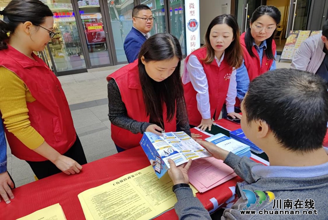 社保卡服务进万家 | 合江县人社局开展社保卡宣传活动