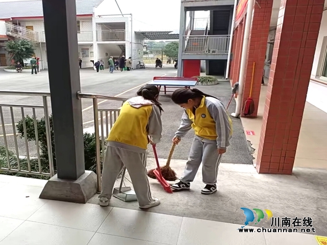 泸县六中：尊老敬老在行动，展现新时代青少年风貌