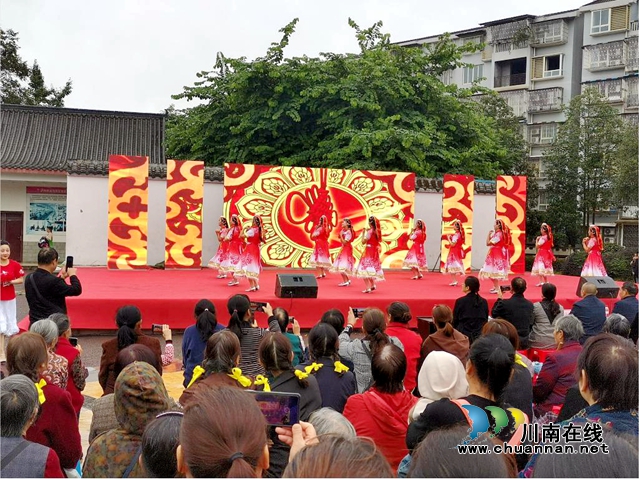 龙马潭区鱼塘街道开展“四街翩翩舞·醉美夕阳红”—“重阳节”四街联谊展演