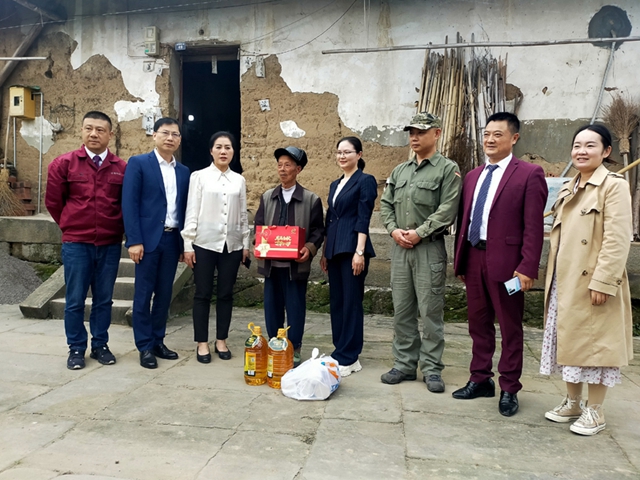 民建江阳区基层委员会：重阳慰问送温情 浓浓关怀暖人心