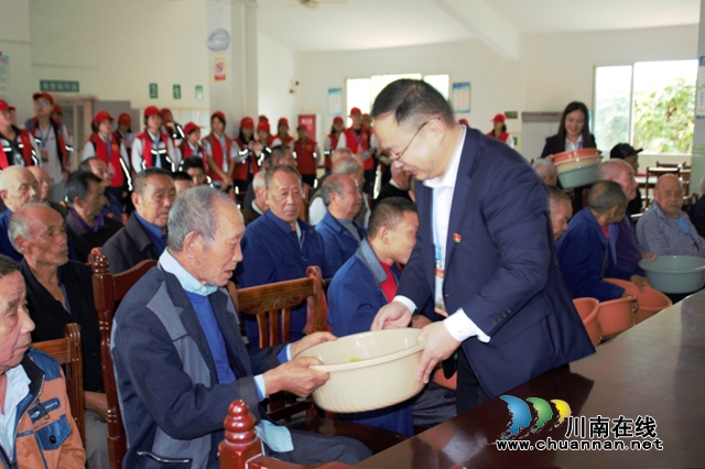  泸县一中开展2023年重阳节敬老爱老活动