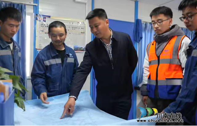 点赞,泸县这个年轻人荣获第二届全国“特色劳务品牌形象代言人”殊荣(图5) 张勇(左三)指导“泸建工”年轻技术人员.png