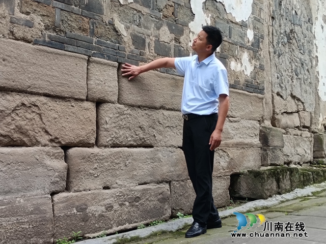 点赞,泸县这个年轻人荣获第二届全国“特色劳务品牌形象代言人”殊荣(图10) 张勇在泸县兆雅镇新溪社区调研古街石砌文化.jpg