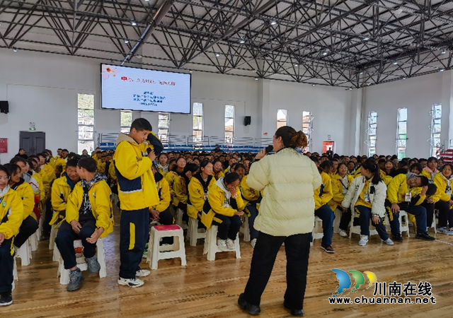 泸县二中心理健康教育唐莉莉老师为乡城县中学九年级学生开展《中考，全力以赴，无怨无悔》专题心理健康讲座.png