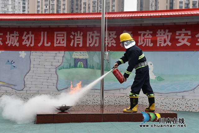 6.示范灭火器用法.JPG