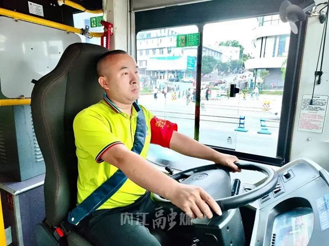 突发！内江105公交车上，一年轻女子突然倒下