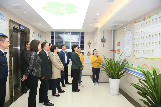 国家卫健委妇幼司副司长沈海屏一行到泸州市人医调研