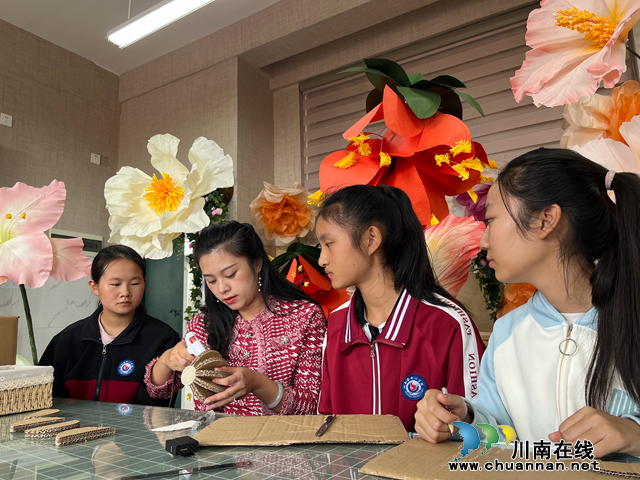 11月6日，在泸州市龙马潭区龙马潭区双加镇中心学校纸艺工坊内，学生们在龙马潭区双加镇中心学校教师艾梦蛟的带领下，利用纸箱、纸盒等废旧材料全神贯注地制作作品。+(2).png
