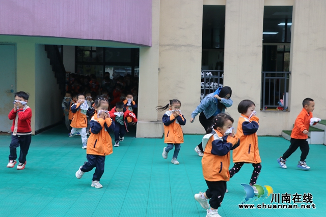 叙永县永宁幼儿园开展消防安全应急疏散演练