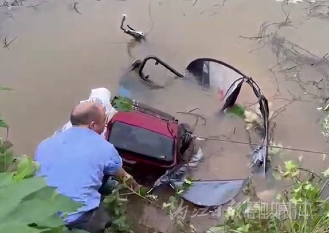 奇怪！这男子为啥把自己的三轮车推进堰塘，隆昌警方一查